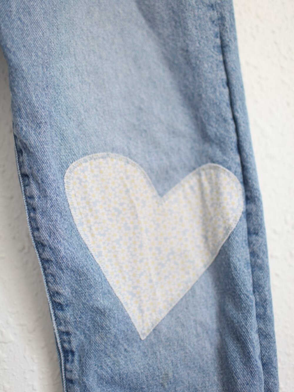 levis 501 heart knee patch button fly jeans 28 x 30 womens - Picture 2 of 9
